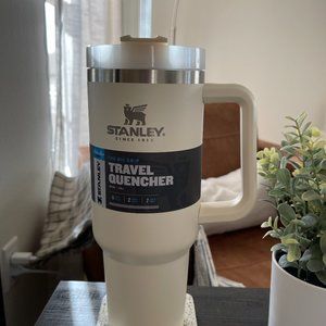 NEW IN HAND Stanley Adventure Quencher 40oz CREAM Tumbler Travel Mu6